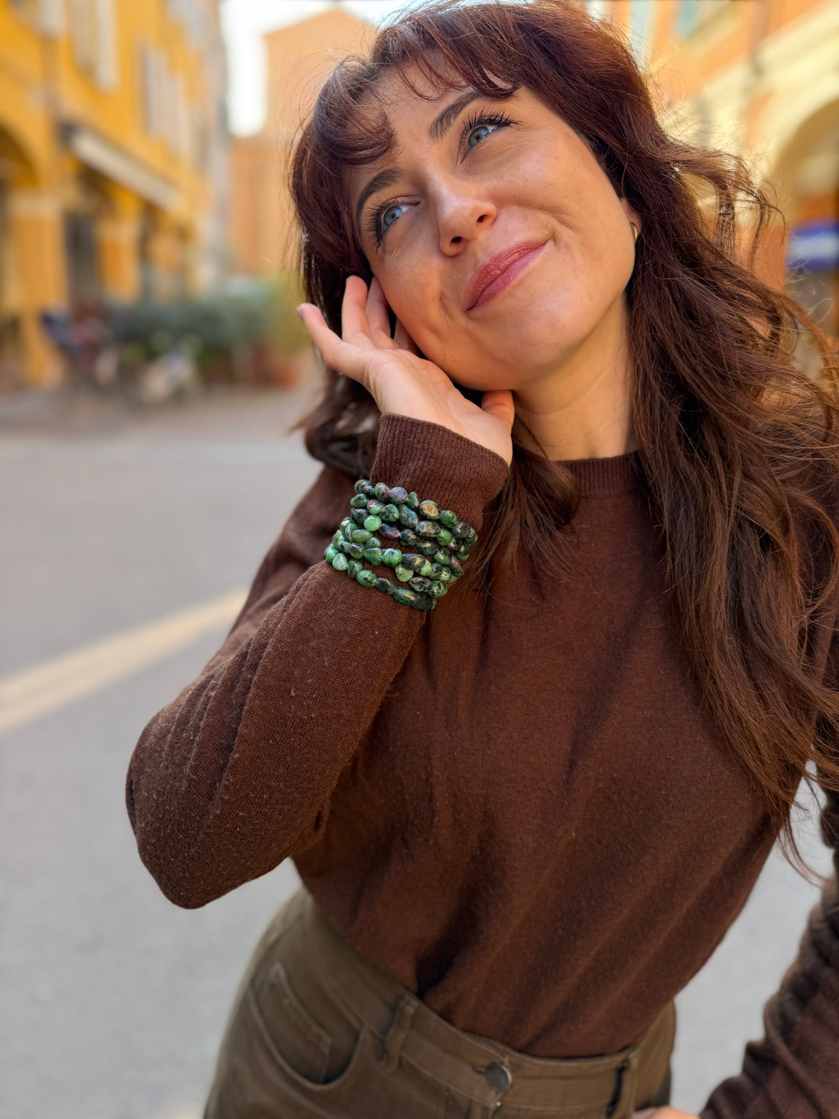 Bracciale in burattate di Zoisite con Rubino