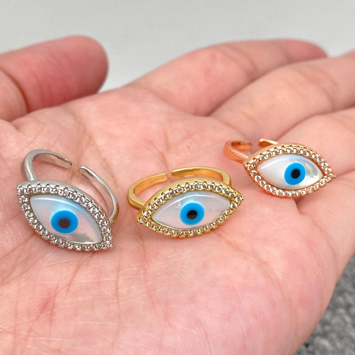 Anello regolabile con zirconia cubica intarsiata e conchiglia: Oro