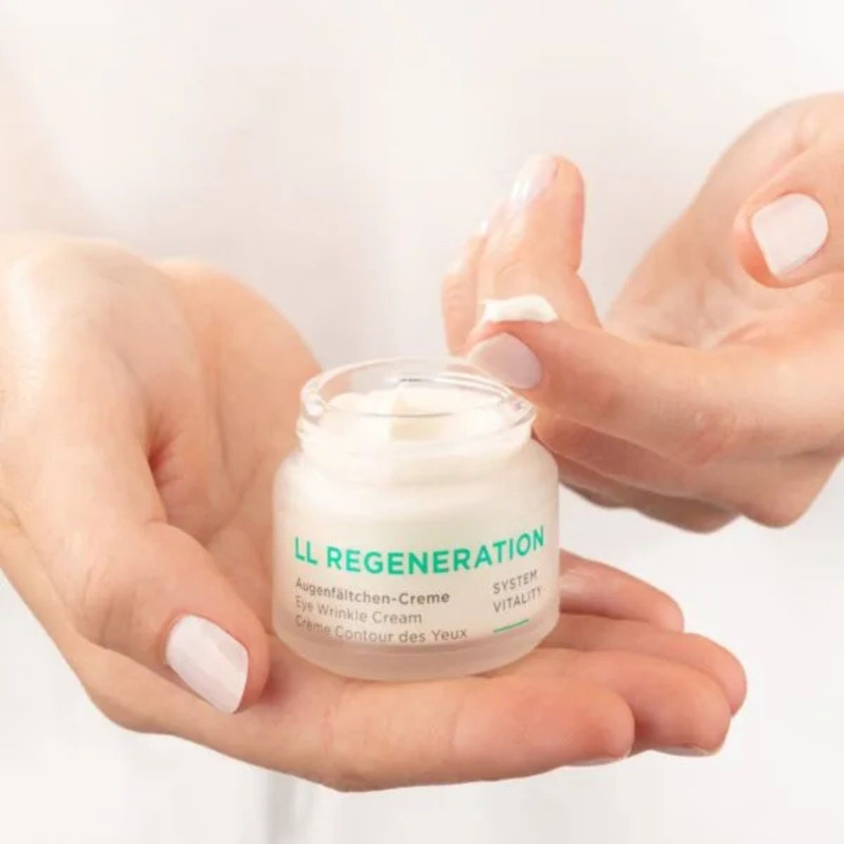 LL REGENERATION - Eye Wrinkle Cream