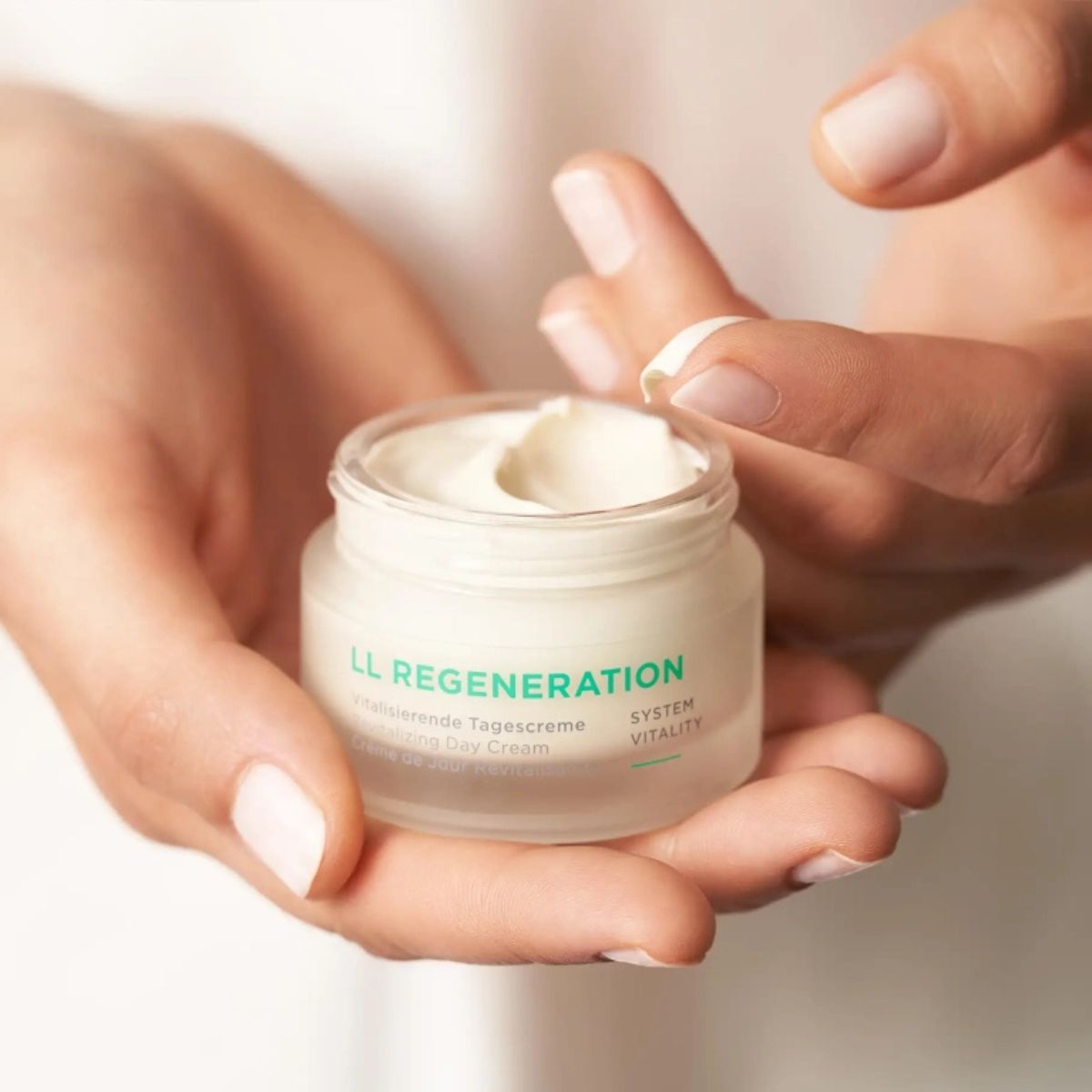 LL REGENERATION - Revitalizing Day Cream