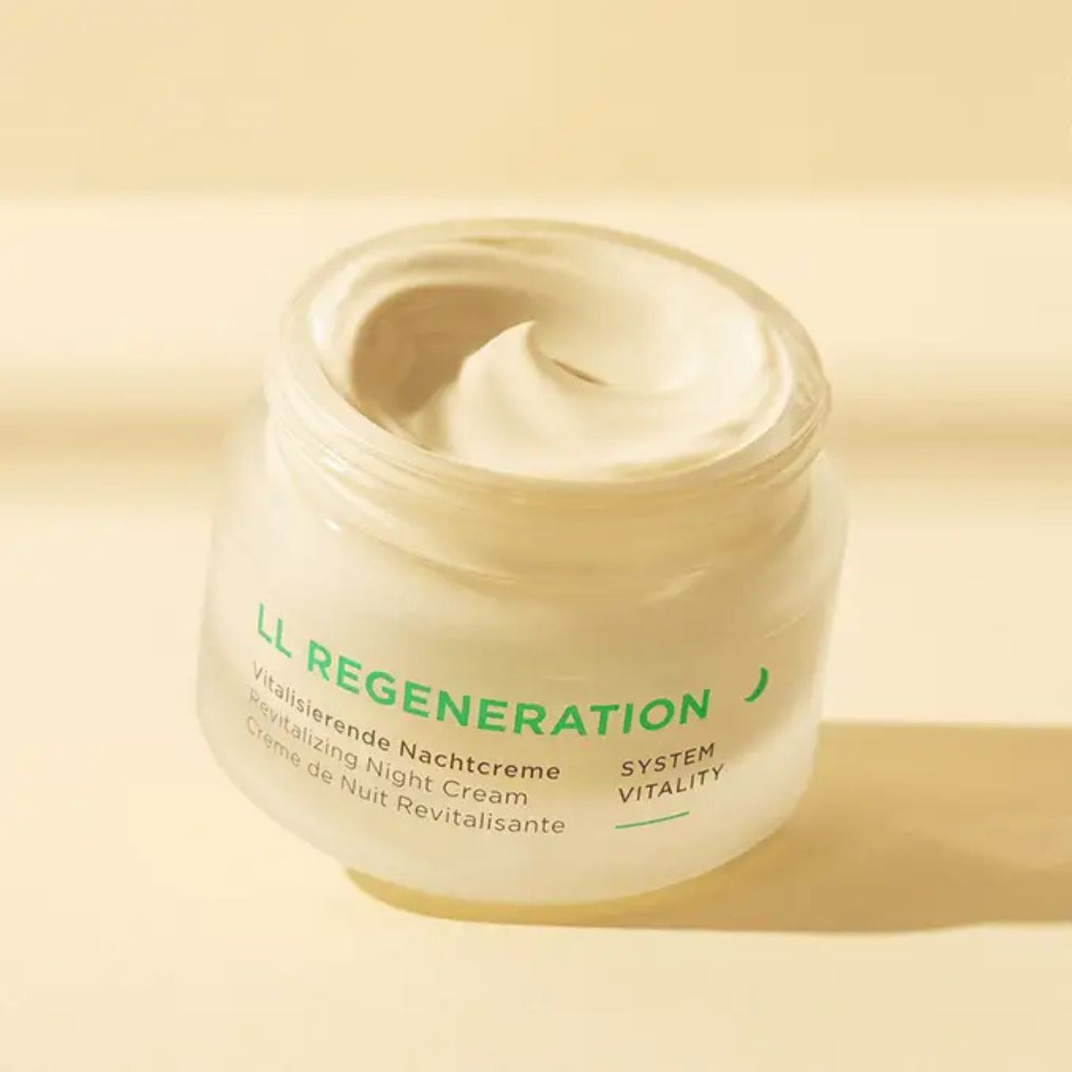 LL REGENERATION - Revitalizing Night Cream