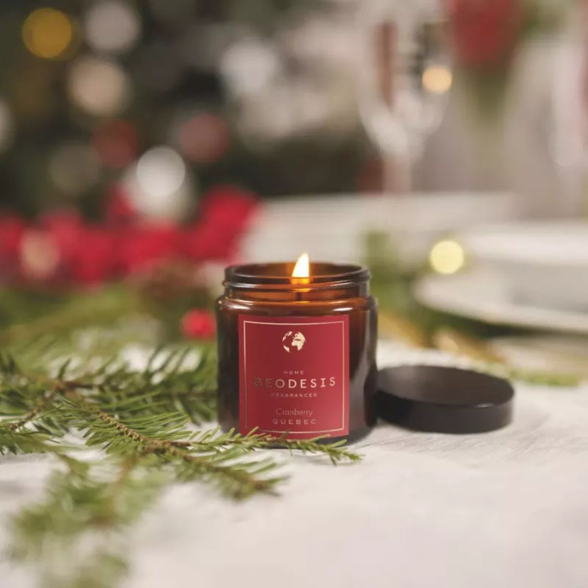 Geodesis Cranberry – candela profumata natalizia da 90 g in vasetto con coperchio, accesa, edizione limitata.