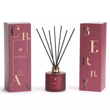 Geodesis Cranberry 200 ml – diffusore ambiente natalizio con bastoncini neri e confezione regalo bordeaux.