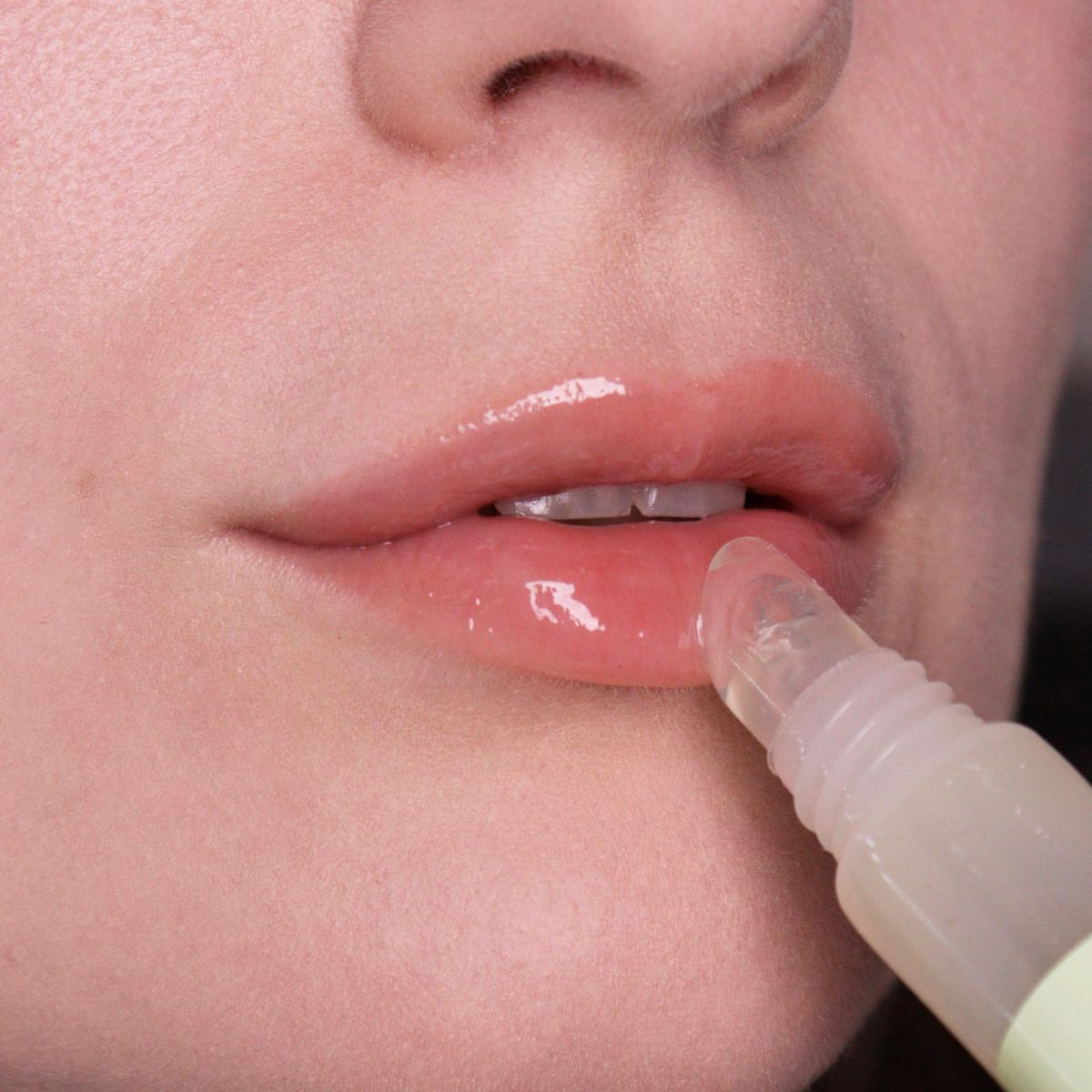 puroBIO Love Balm Fluid Lipbalm 00 Miele – effetto trasparente e glossy sulle labbra, indossato su modella