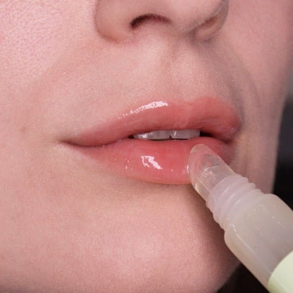 puroBIO Love Balm Fluid Lipbalm 00 Miele – effetto trasparente e glossy sulle labbra, indossato su modella