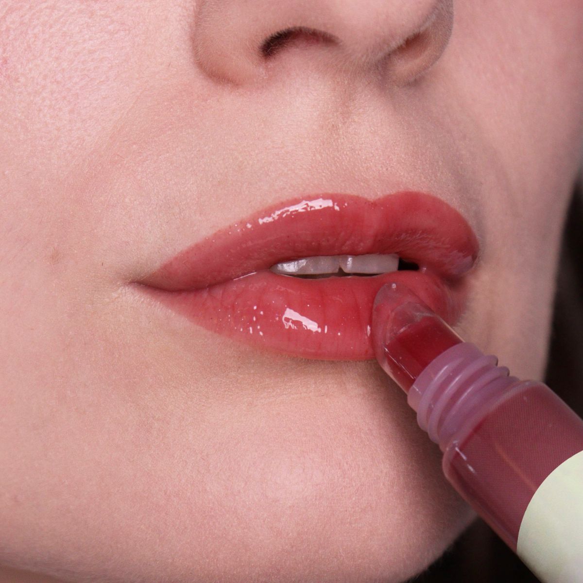 puroBIO Love Balm Fluid Lipbalm 03 Mora – effetto color vinaccia e finish glossy sulle labbra, indossato su modella