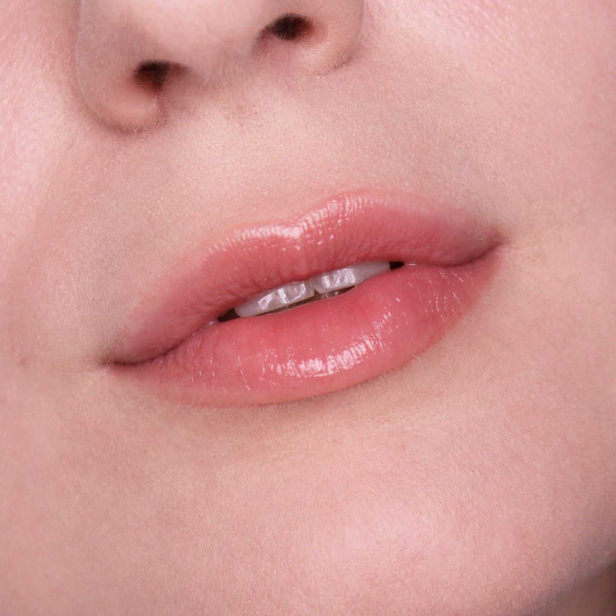 puroBIO Love Balm Stick Lipbalm 00 Miele – effetto trasparente e luminoso sulle labbra, indossato su modella