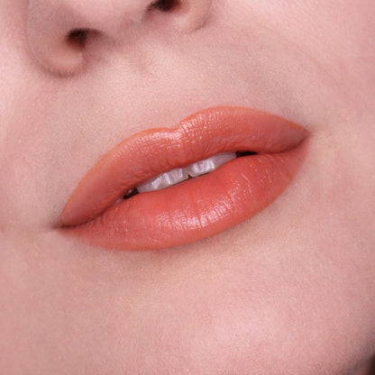 puroBIO Love Balm Stick Lipbalm 02 Albicocca – effetto luminoso con riflessi aranciati sulle labbra, indossato su modella