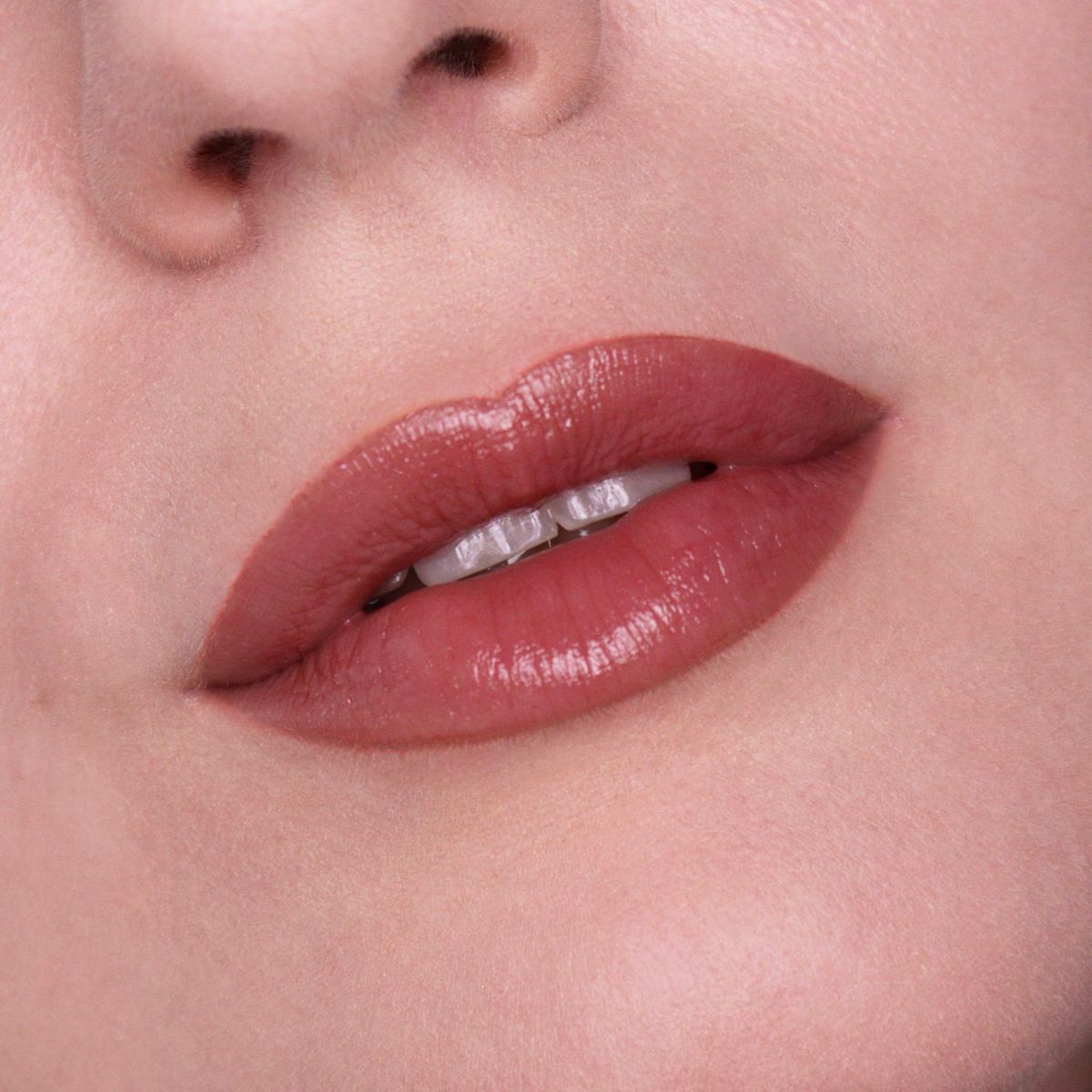 puroBIO Love Balm Stick Lipbalm 03 Mora – effetto color vinaccia luminoso sulle labbra, indossato su modella