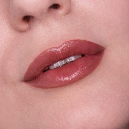 puroBIO Love Balm Stick Lipbalm 03 Mora – effetto color vinaccia luminoso sulle labbra, indossato su modella