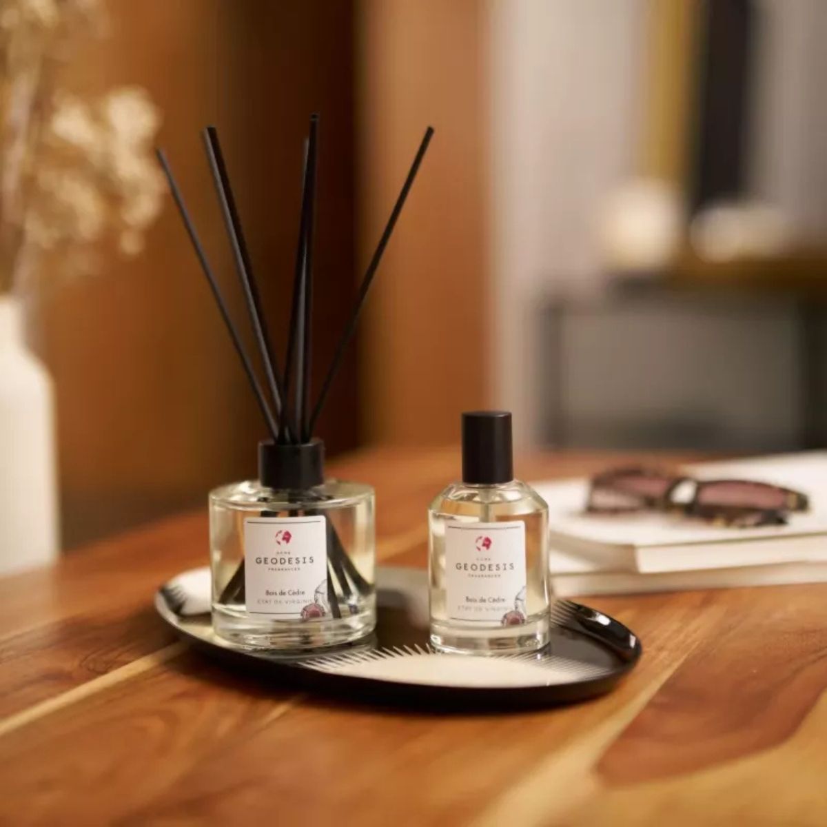 Geodesis Cedarwood – diffusore ambiente con bastoncini e room spray al profumo di cedro, su vassoio decorativo in un ambiente caldo e accogliente.