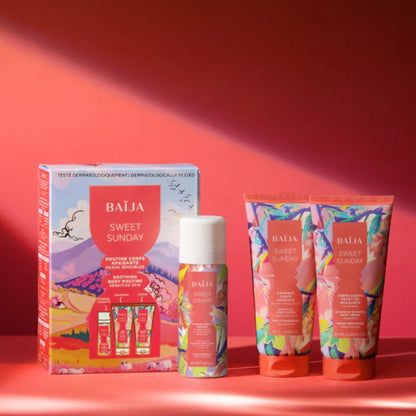 Baïja Sweet Sunday Body Ritual Gift Set con confezione regalo, mousse doccia, gommage e crema corpo da 75 ml, su sfondo rosa corallo.